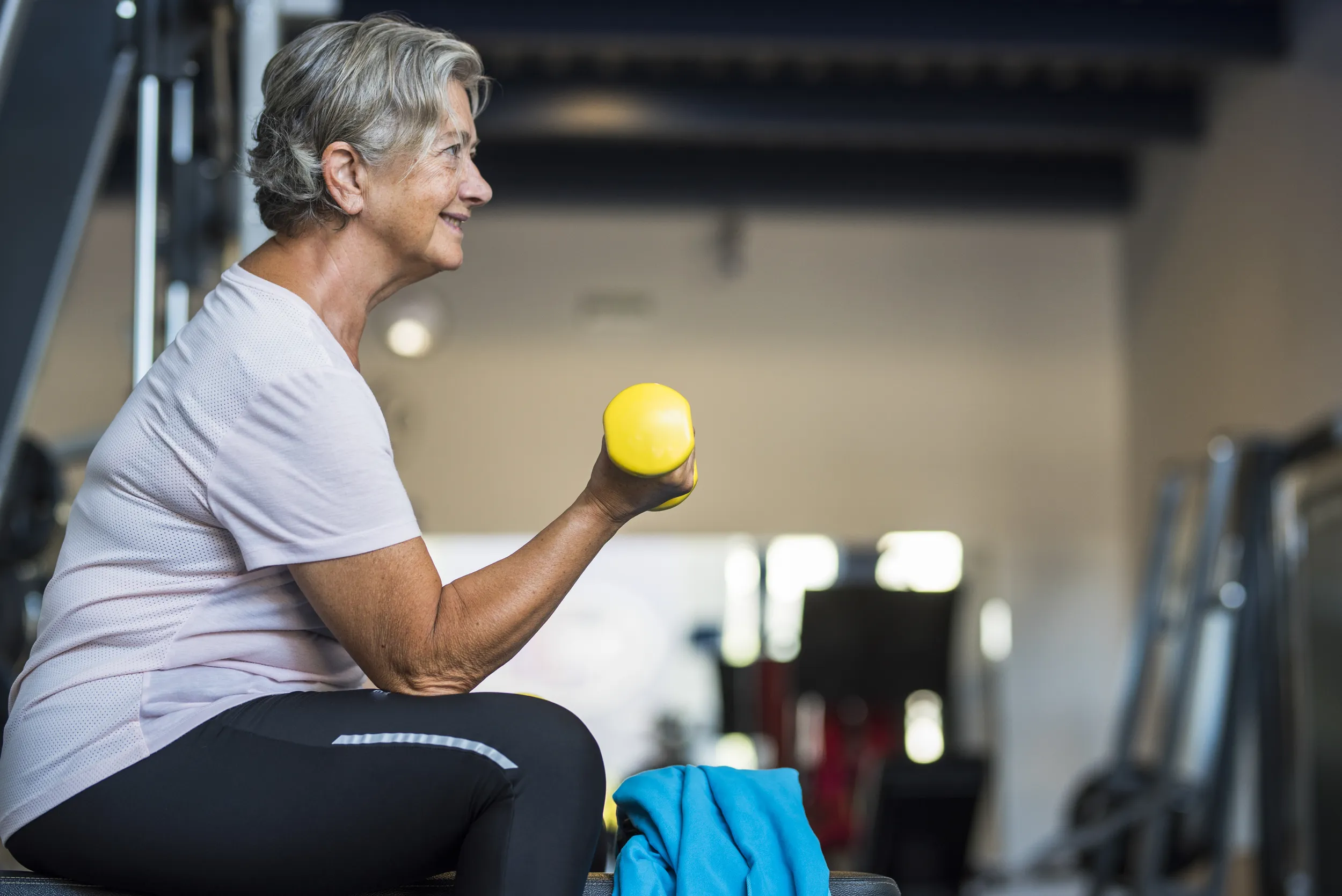 seniorin kurzhantel bizeps personal training