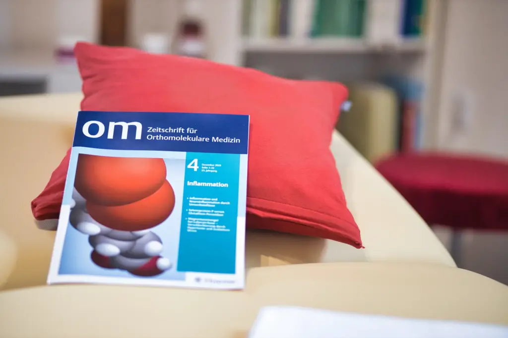 Buch liegt auf rotem Kissen in Praxis für Heilpraktiken