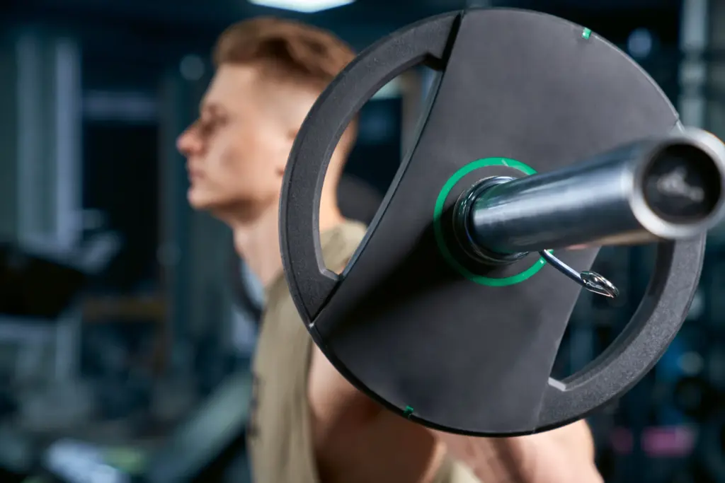 Mann trainiert an Langhandtelstange im Panther Gym in Augsburg