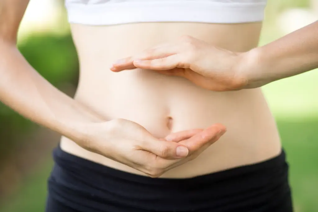 Stoffwechsel anregen 1 Frau hält ihre Hände vor den bauch und bildet einen kreislauf
